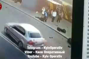 "Бил и пытался украсть оружие": сеть шокировали кадры первых секунд после ДТП с нацгвардейцами в Одессе