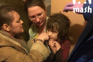 "В шею врос провод": В Москве 5-летняя девочка стала "маугли" в собственной квартире