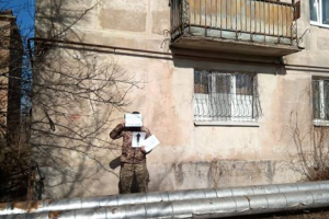 В Счастье в фасад многоквартирного дома прилетел "подарок" от "русского мира"