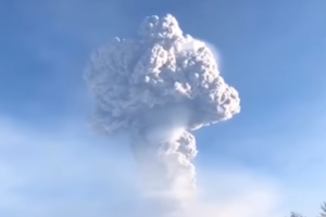 На Камчатке проснулись два мощных вулкана: видео