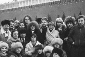 "Найди Пугачеву": Игорь Николаев озадачил сеть архивной фотографией