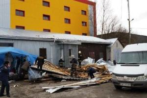 На Житомирщине слетевшая с магазина крыша убила женщину