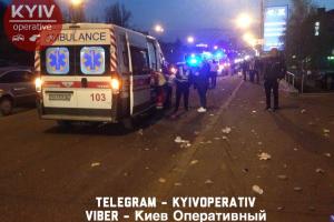 В Киеве легковой автомобиль въехал в остановку, есть пострадавшие