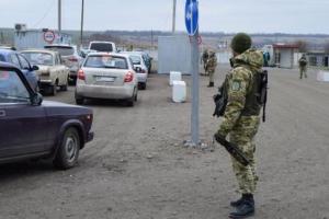 В очередях на КПВВ в зоне ООС застряли 145 автомобилей