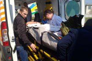 Пограничник, раненый возле КПВВ "Марьинка", доставлен вертолетом в Киев