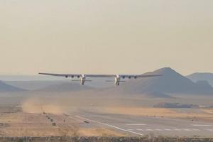 Самый большой в мире самолет Stratolaunch впервые поднялся в воздух: видео