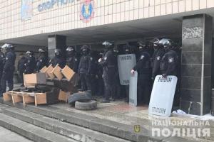 Пытались "отжать" спорткомплекс: В столице задержаны 62 человека