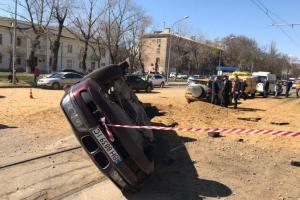 В Одессе в результате взрыва газа подбросило автомобиль с водителем