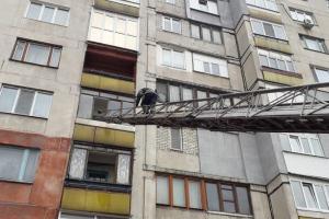 В центре Лисичанска спасатели помогли женщине, которая сломала обе руки