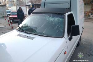 В Северодонецке мужчина разбил стекла чужого автомобиля