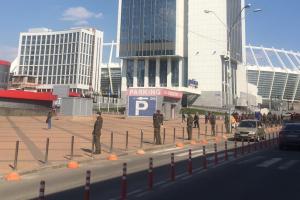 В Киеве у стадиона "Олимпийский" заметили дым и военных: что происходит