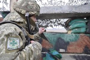 Оккупанты прицельно обстреляли КПВВ "Марьинка": ранен пограничник