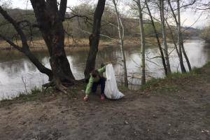 Убрали территорию парка и зону отдыха: В Лисичанске на "Водной станции" прошел субботник