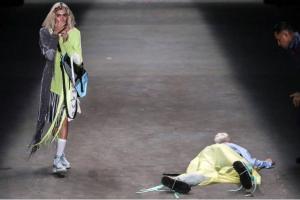 Манекенщик во время показа упал на подиуме и умер: видео
