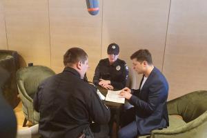 Полиция вручила Зеленскому протокол из-за нарушения законодательства