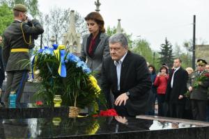 Порошенко во Львове почтил память погибших Героев Небесной Сотни и участников АТО
