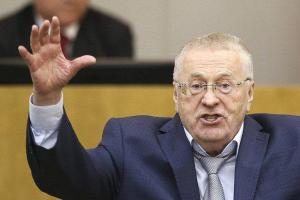 "Никому ничего плохого не хочу" - Жириновский разрезал "Украину" ножом