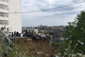 Парковка ушла под землю: В оккупированном Севастополе случился обвал в жилом районе