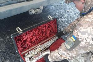 Из Мариуполя в "ДНР" мужчина попытался вывезти саксофон стоимостью свыше полумиллиона гривен - Погранслужба