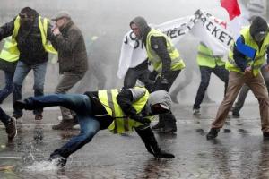 "Убей себя!": В Париже "желтые жилеты" призывали полицейских к самоубийству
