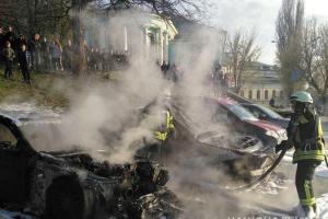 В Киеве неизвестный в балаклаве бросил в автомобиль "коктейль Молотова"