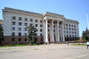 На заднем дворе печально известного Дома профсоюзов в Одессе построили шашлычную