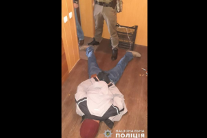 Вор, грабивший квартиры в Северодонецке, Лисичанске и Рубежном, при задержании ударил полицейского ножом