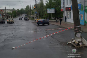 В Лисичанске разыскивают водителя автобуса, который врезался в столб: происшествие попало на видео