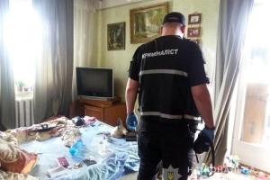 В киевской квартире обнаружили мертвых супругов и истощенную 2-летнюю девочку