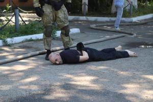 Во время бунта в Одесской колонии пострадало 13 человек, - медики