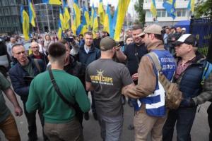 В Киеве под КСУ произошла драка митингующих