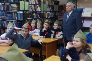 На Киевщине детей одели в советские пилотки с коммунистическими звездами