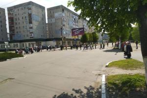 Жители Лисичанска перекрыли центральную улицу с требованием включить воду