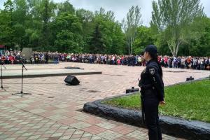 9 мая в Лисичанске и Марковке полиция зарегистрировала использование красных флагов, а в Северодонецке - георгиевской ленты
