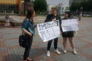 В Ровно полиция забрала в отдел двух молодых людей с плакатами против Зеленского