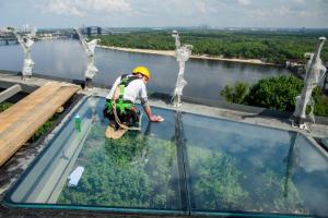 Виталий Кличко лично проверил велосипедный мост на прочность