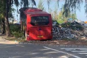 Водитель уснул за рулем: На Мальдивах автобус переехал украинку