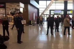 В Москву прибыли родственники погибших в Шереметьево, тела жертв доставили в морг