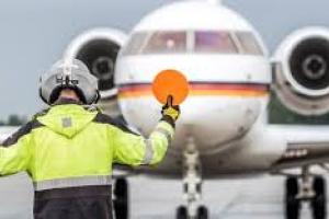 В самолет Ангелы Меркель врезался автомобиль