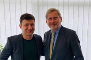 В Киеве состоялась встреча Зеленского с еврокомиссаром Ханом