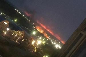 "Горит со всех сторон": Вокруг российского Иркутска огнем охвачен лес, город задыхается от дыма