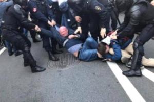 Первомай "по-русски": на митинге в Санкт-Петербурге правоохранители избивали протестующих