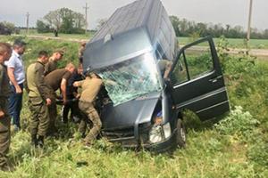 Нацгвардейцы, возвращающиеся с зоны ООС, помогли людям, попавшим в ДТП