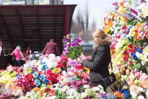 "Ничего общего с христианством": Украинская церковь призвала не нести искусственные цветы на кладбище
