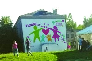 В Лисичанске состоялся фэмили-фест, в результате которого в городе появился первый мурал
