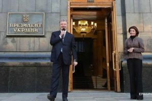 Петр Порошенко присвоил звание "Мать-героиня" 616 женщинам