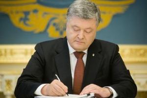 Порошенко повысил зарплаты военным, служащим на первой линии