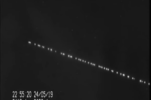 Вереницу спутников Илона Маска Starlink сняли на видео с Земли