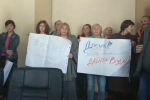 "Дайте воды!" Жители Лисичанска пришли к мэру в горсовет