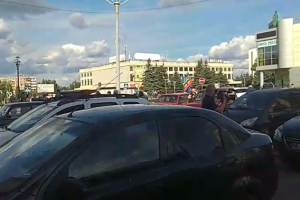 "Плачу налоги - где дороги?" В Лисичанске протестуют автомобилисты